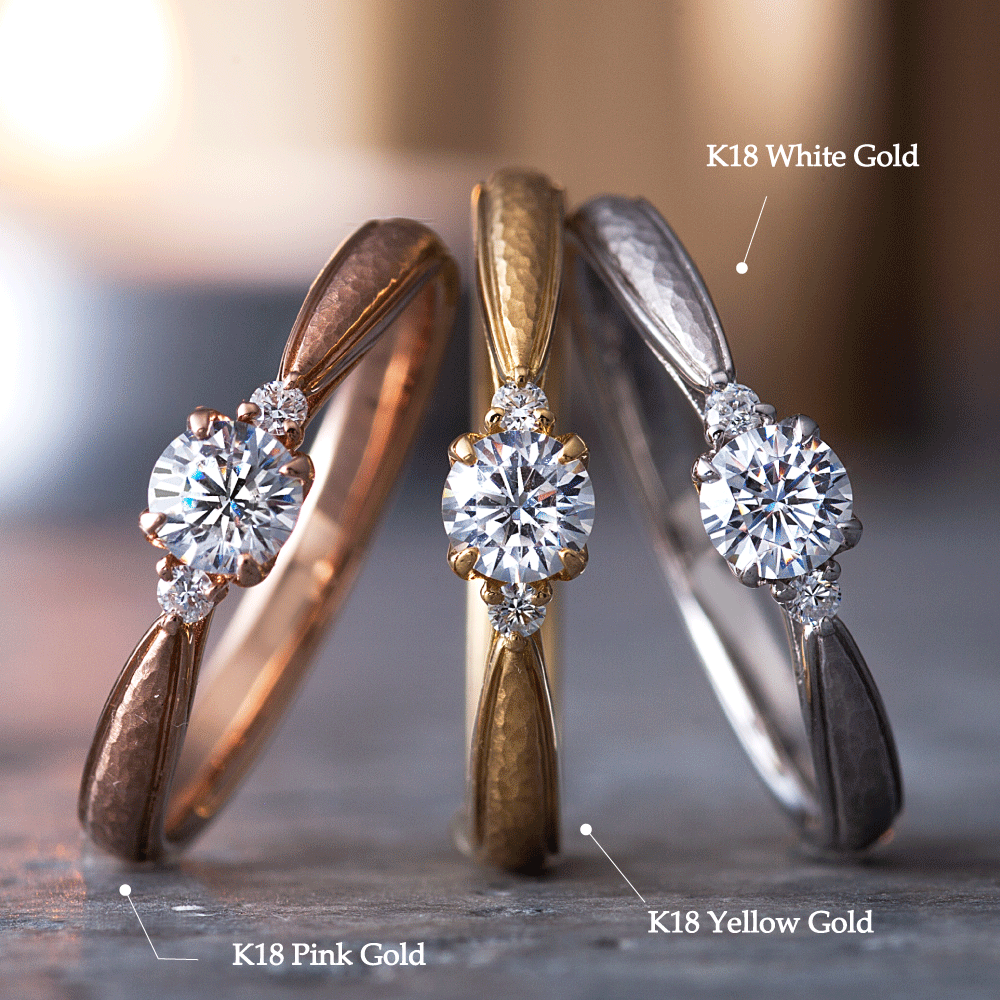 "AGLOBE JAPAN's neuspur bridal ring with lab-grown diamond in V-shape design.
K18 White Gold , K18 pink gold（rose gold）and K18 Yellow Gold engagement ring with casual and unique texture.
Shape processing is applied to the ring surface.
"