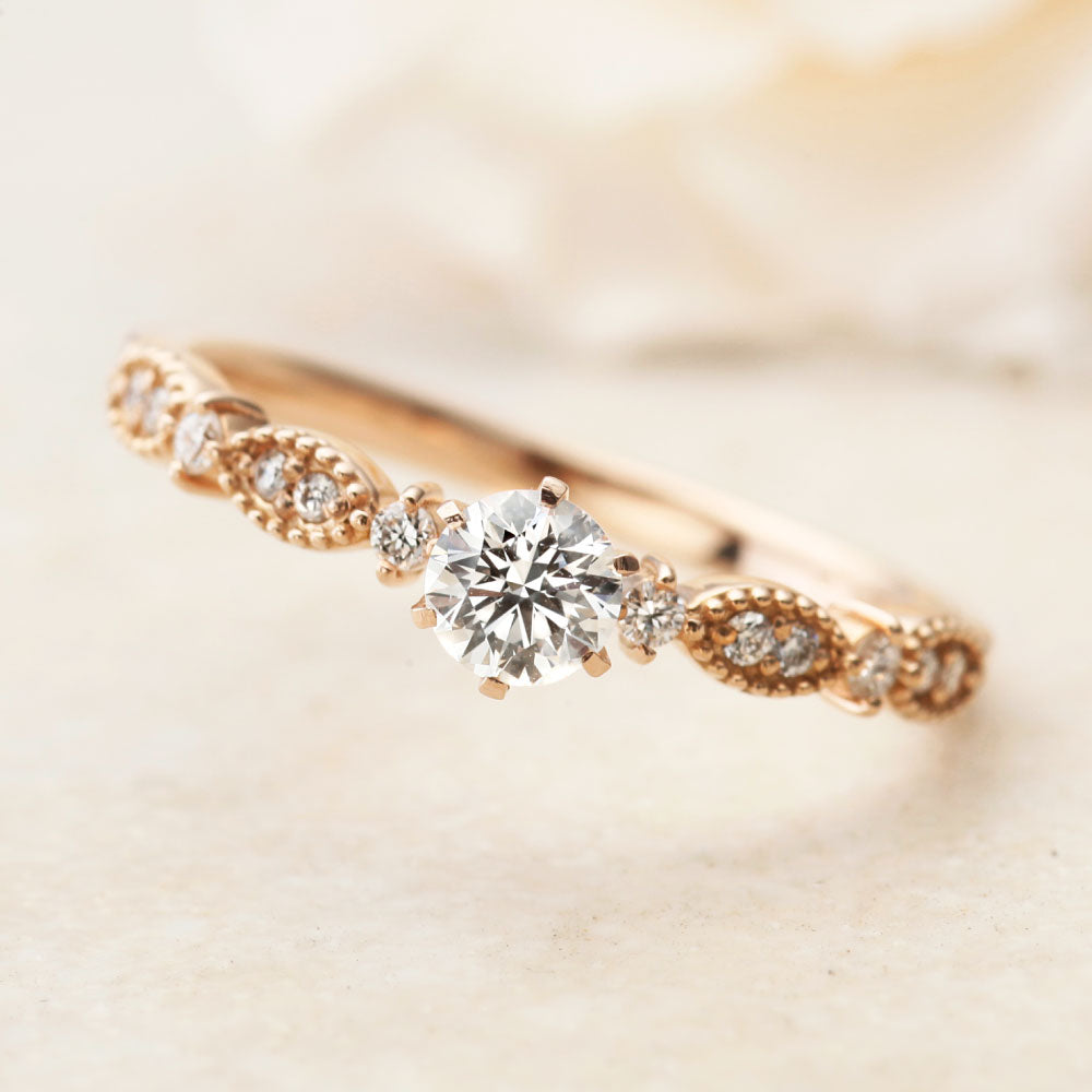 "AGLOBE JAPAN's Amour Amulet bridal ring with lab-grown diamond in Straight design.
K18 pink gold（rose gold） engagement ring with antique and European texture.
Rings with milling"