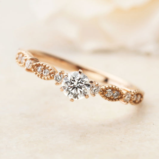 "AGLOBE JAPAN's Amour Amulet bridal ring with lab-grown diamond in Straight design.
K18 pink gold（rose gold） engagement ring with antique and European texture.
Rings with milling"