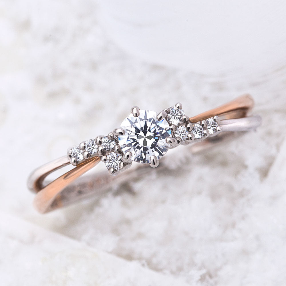 "AGLOBE JAPAN's lettet mitte bridal ring with lab-grown diamond in wave design.
Combination engagement ring in platinum and K18 pink gold（rose gold）.
Combination engagement ring with cute,unique and European texture."