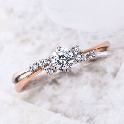 "AGLOBE JAPAN's lettet mitte bridal ring with lab-grown diamond in wave design.
Combination engagement ring in platinum and K18 pink gold（rose gold）.
Combination engagement ring with cute,unique and European texture."