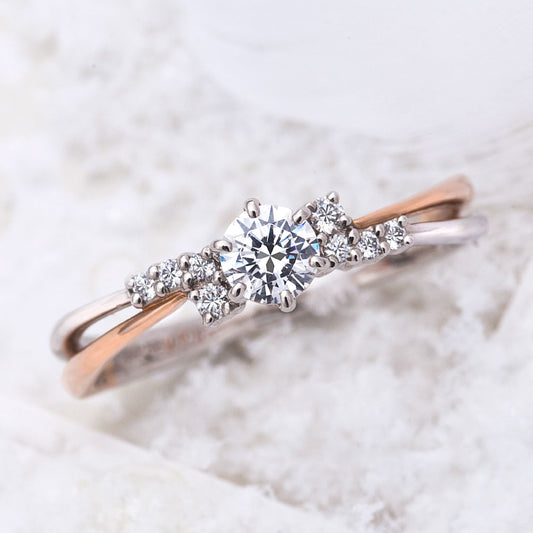 "AGLOBE JAPAN's lettet mitte bridal ring with lab-grown diamond in wave design.
Combination engagement ring in platinum and K18 pink gold（rose gold）.
Combination engagement ring with cute,unique and European texture."