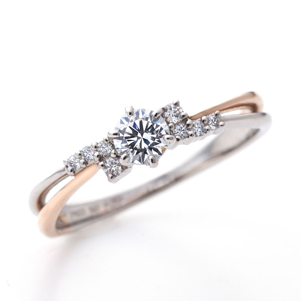 "AGLOBE JAPAN's lettet mitte bridal ring with lab-grown diamond in wave design.
Combination engagement ring in platinum and K18 pink gold（rose gold）.
Combination engagement ring with cute,unique and European texture."