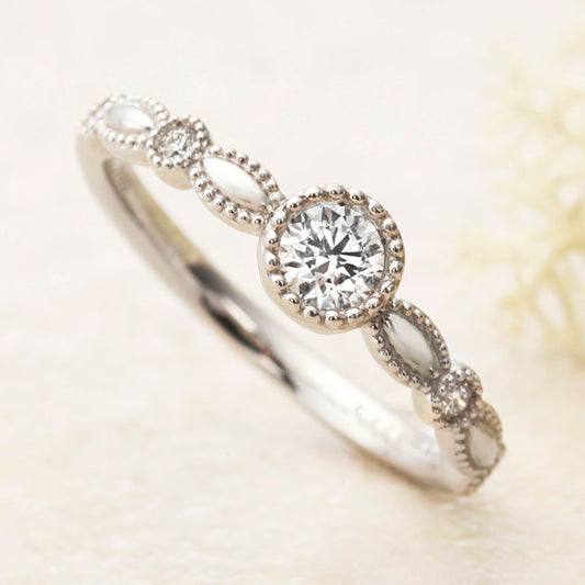 "AGLOBE JAPAN's Amour Amulet bridal ring with lab-grown diamond in Straight design.
Platinum900 engagement ring with antique and European texture.
Rings with milling"