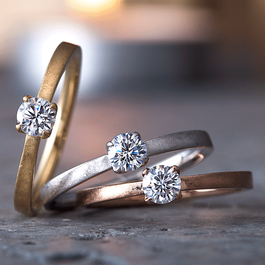 "AGLOBE JAPAN's neuspur bridal ring with lab-grown diamond in Straight design.
K18 White Gold , K18 pink gold（rose gold）and K18 Yellow Gold engagement ring with casual and unique texture.
Shape processing is applied to the ring surface.
"