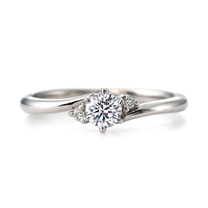 "AGLOBE JAPAN's vivage bridal ring with lab-grown diamond in wave design.
Platinum900 engagement ring with Simple,standard and European texture."