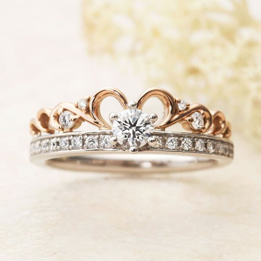 "AGLOBE JAPAN's Amour Amulet bridal ring with lab-grown diamond in Straight design.
Combination engagement ring with antique  and European texture.
Combination engagement ring in platinum and K18 pink gold（rose gold）."
