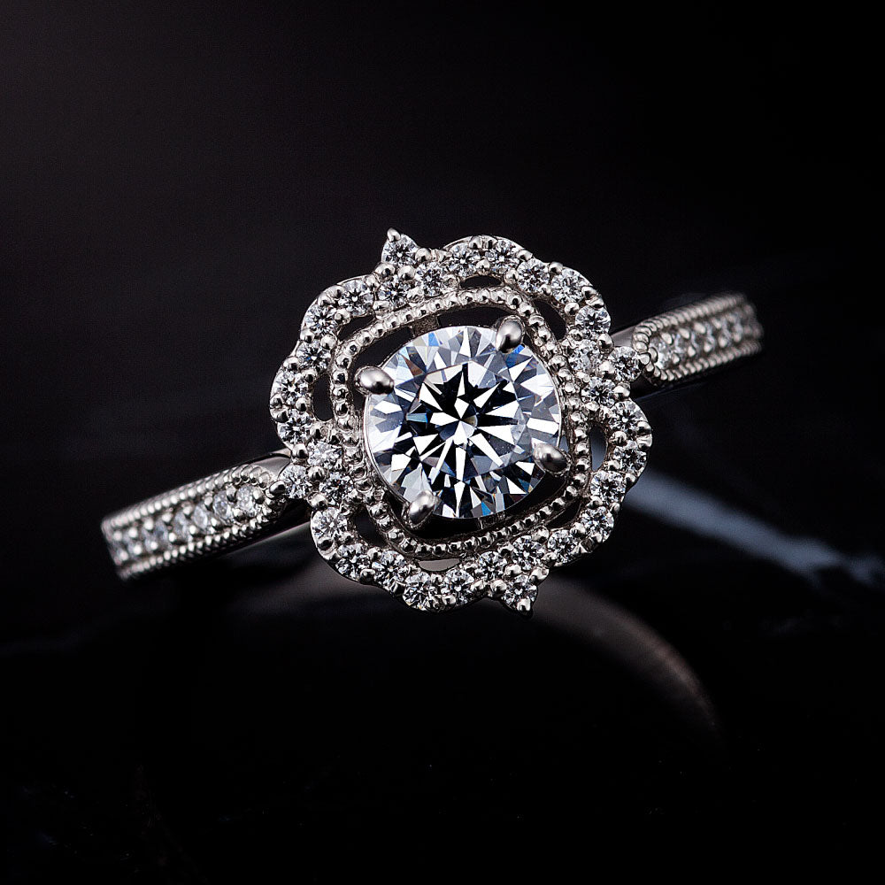 "AGLOBE JAPAN's ECTURO bridal ring with lab-grown diamond in straight design.
Platinum900 engagement ring with antique and luxurytexture."