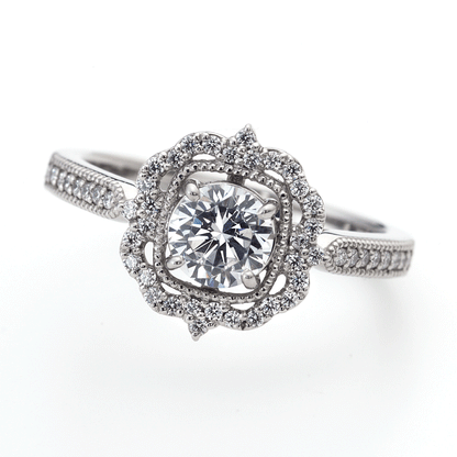 "AGLOBE JAPAN's ECTURO bridal ring with lab-grown diamond in straight design.
Platinum900 engagement ring with antique and luxurytexture."