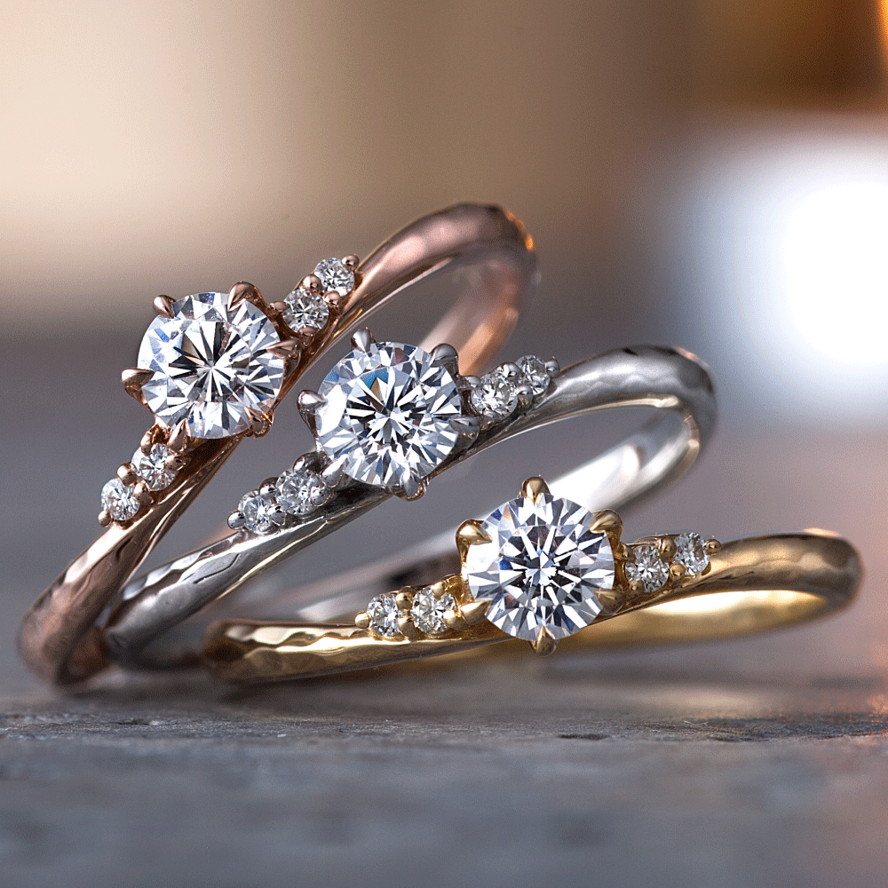 "AGLOBE JAPAN's neuspur bridal ring with lab-grown diamond in Wave design.
K18 White Gold , K18 pink gold（rose gold）and K18 Yellow Gold engagement ring with casual and unique texture.
Shape processing is applied to the ring surface.
"