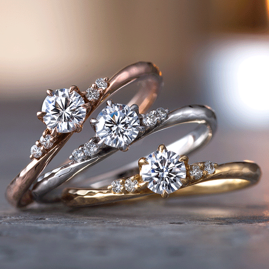 "AGLOBE JAPAN's neuspur bridal ring with lab-grown diamond in Wave design.
K18 White Gold , K18 pink gold（rose gold）and K18 Yellow Gold engagement ring with casual and unique texture.
Shape processing is applied to the ring surface.
"