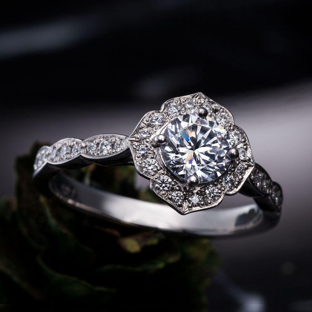 "AGLOBE JAPAN's ECTURO bridal ring with lab-grown diamond in straight design.
Platinum900 engagement ring with antique and luxurytexture."