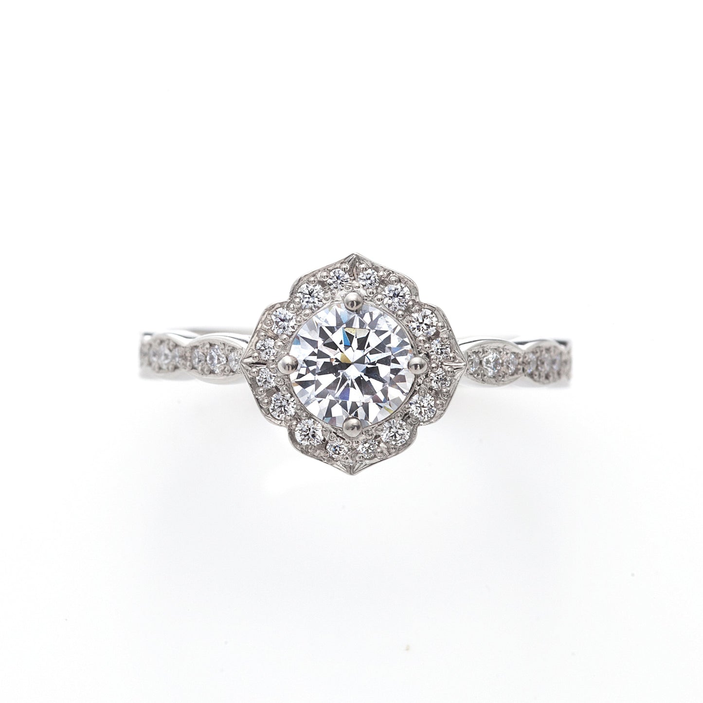 "AGLOBE JAPAN's ECTURO bridal ring with lab-grown diamond in straight design.
Platinum900 engagement ring with antique and luxurytexture."