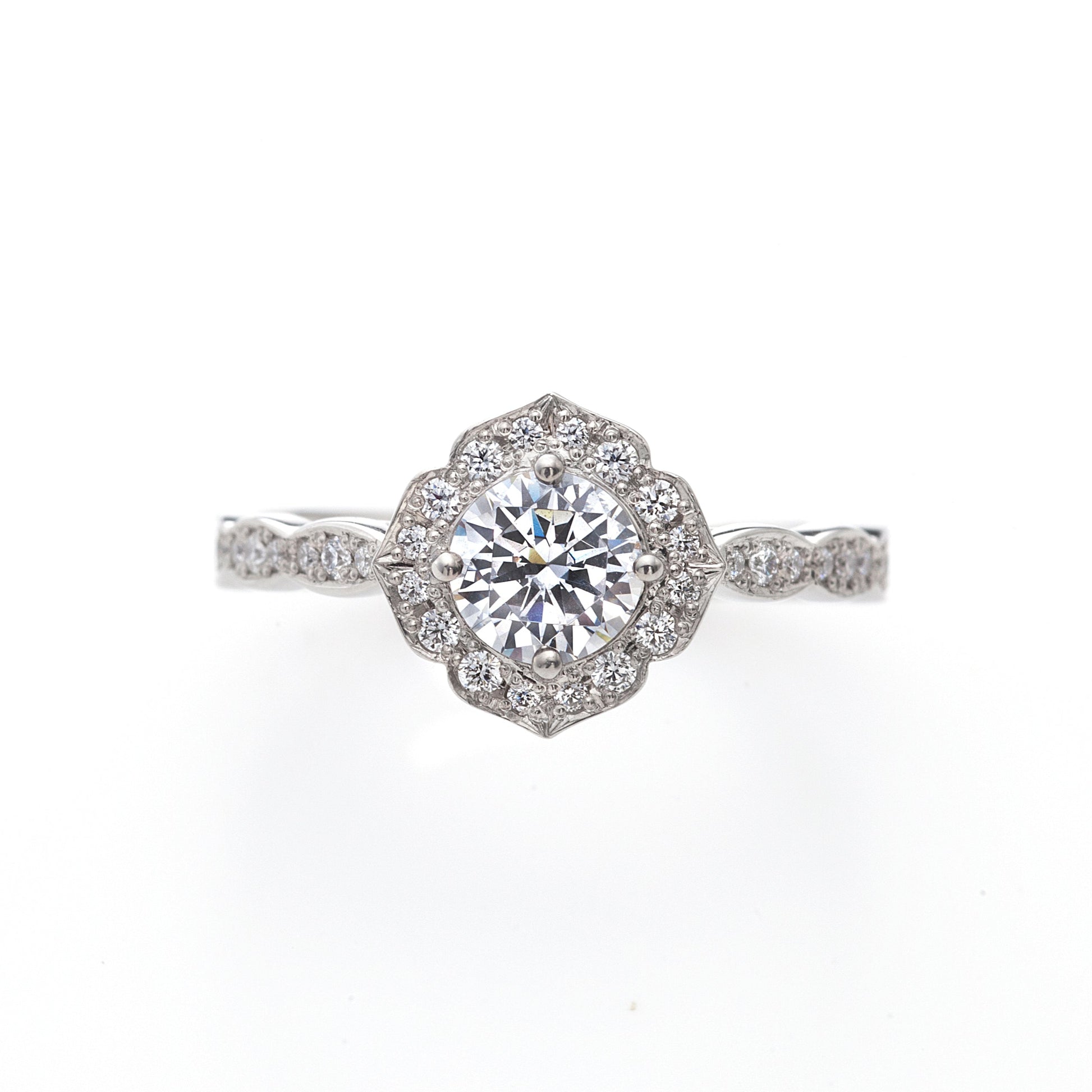 "AGLOBE JAPAN's ECTURO bridal ring with lab-grown diamond in straight design.
Platinum900 engagement ring with antique and luxurytexture."