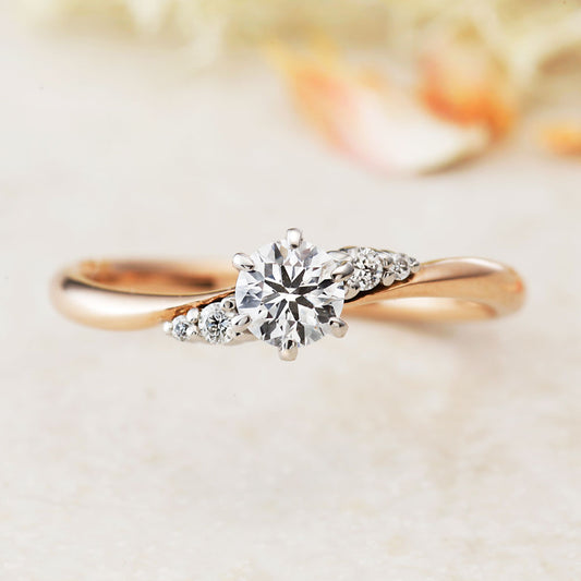 "AGLOBE JAPAN's Amour Amulet bridal ring with lab-grown diamond in wave design.
Combination engagement ring with antique  and European texture.
Combination engagement ring in platinum and K18 pink gold（rose gold）."