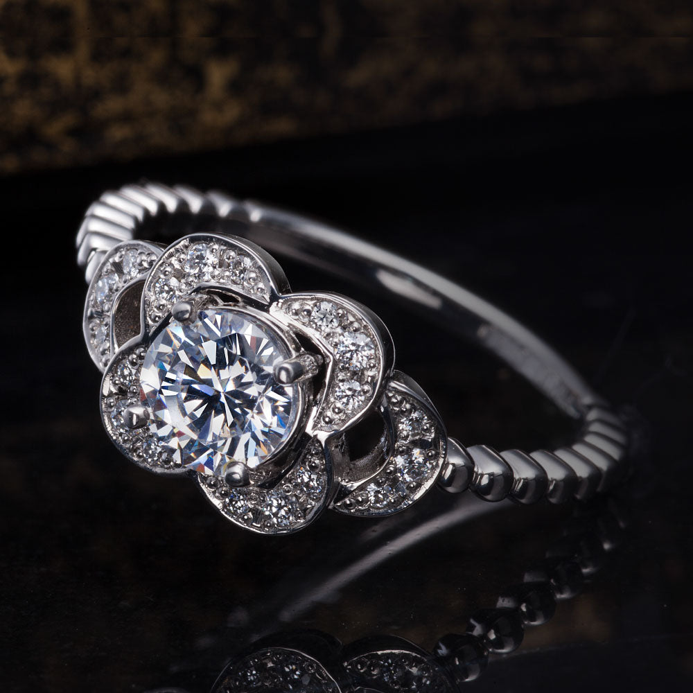 "AGLOBE JAPAN's ECTURO bridal ring with lab-grown diamond in straight design.
Platinum900 engagement ring with antique and luxurytexture."