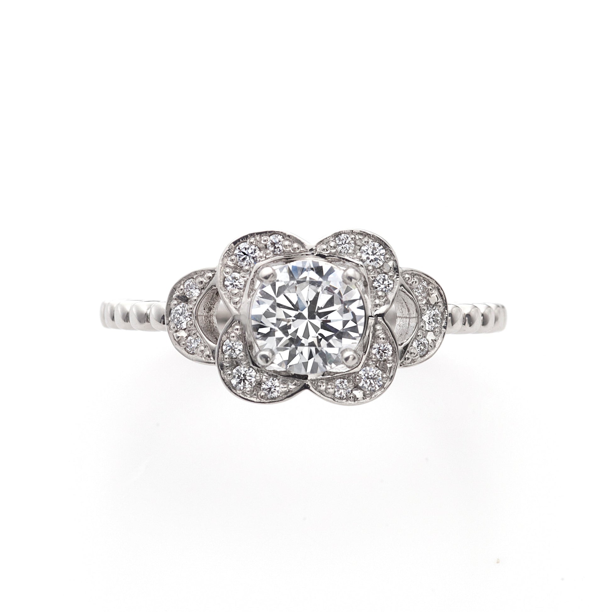 "AGLOBE JAPAN's ECTURO bridal ring with lab-grown diamond in straight design.
Platinum900 engagement ring with antique and luxurytexture."