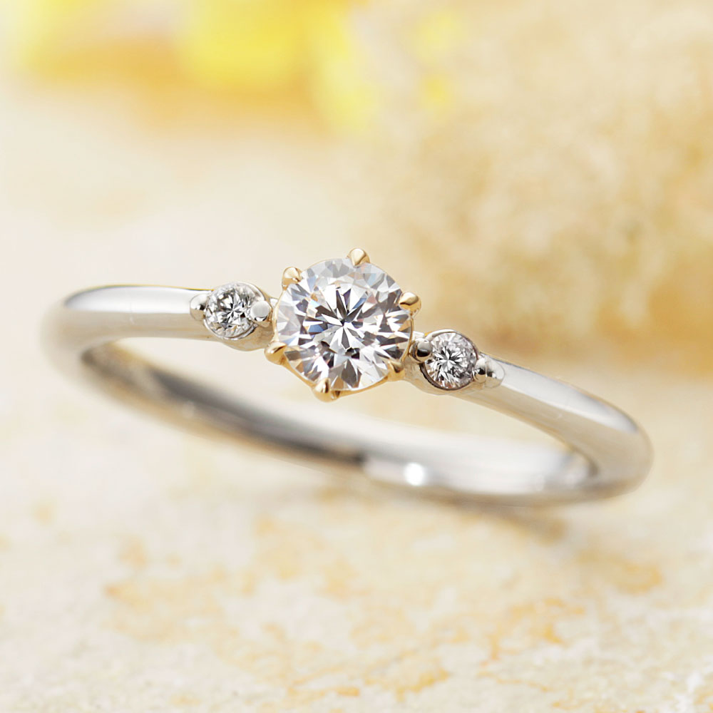 "AGLOBE JAPAN's Amour Amulet bridal ring with lab-grown diamond in Straight design.
Combination engagement ring with antique  and European texture.
Combination engagement ring in platinum and K18 Yellow Gold."