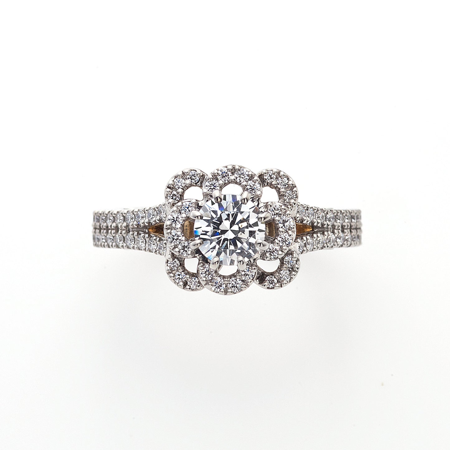 "AGLOBE JAPAN's ECTURO bridal ring with lab-grown diamond in straight design.
Platinum900 engagement ring with antique and luxurytexture."