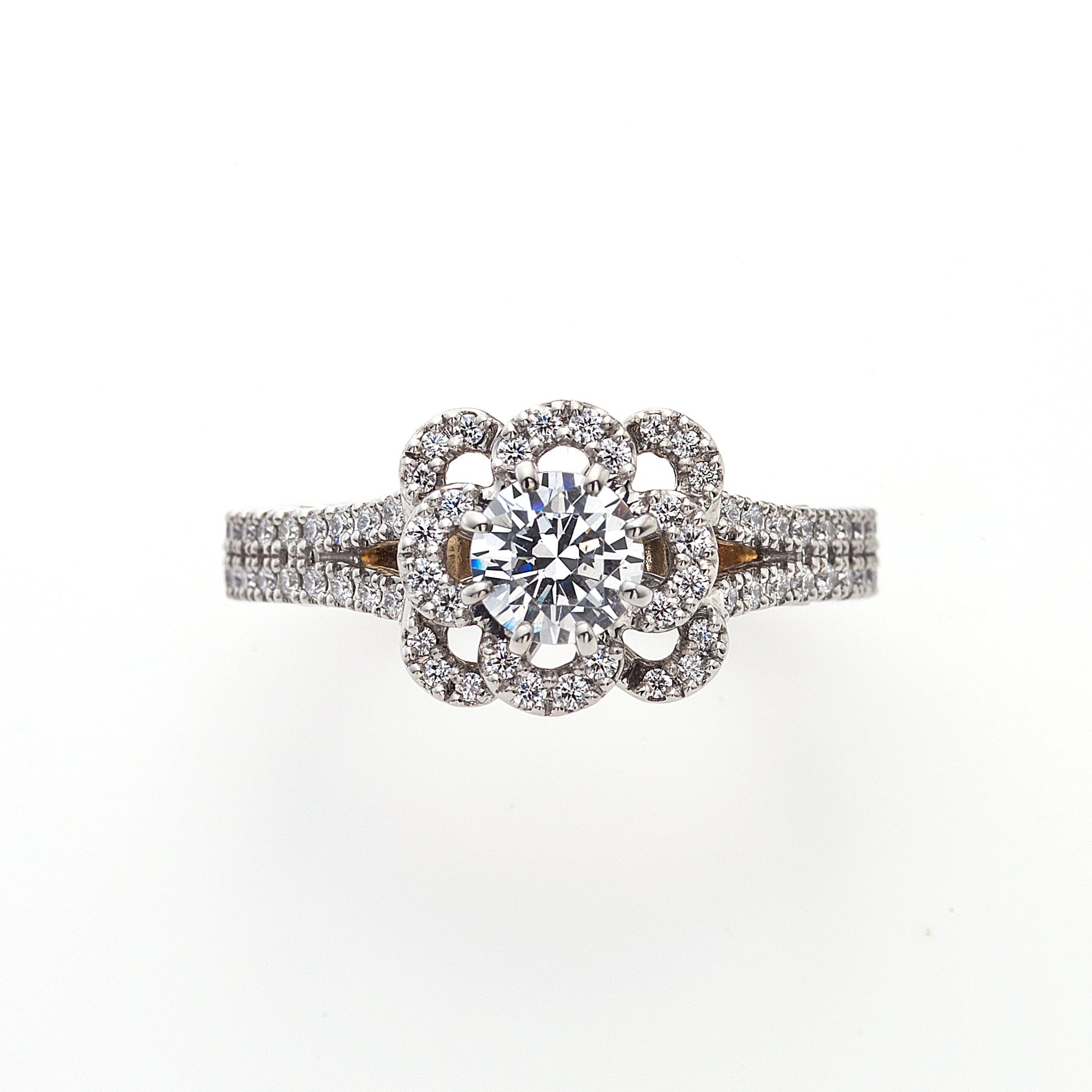 "AGLOBE JAPAN's ECTURO bridal ring with lab-grown diamond in straight design.
Platinum900 engagement ring with antique and luxurytexture."