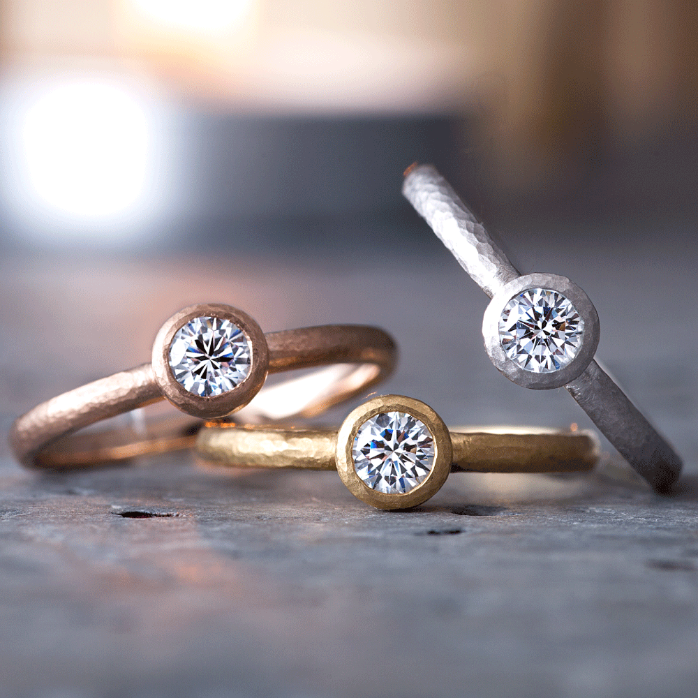 "AGLOBE JAPAN's neuspur bridal ring with lab-grown diamond in Straight design.
K18 White Gold , K18 pink gold（rose gold）and K18 Yellow Gold engagement ring with casual and unique texture.
Shape processing is applied to the ring surface.
"