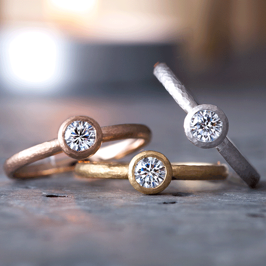 "AGLOBE JAPAN's neuspur bridal ring with lab-grown diamond in Straight design.
K18 White Gold , K18 pink gold（rose gold）and K18 Yellow Gold engagement ring with casual and unique texture.
Shape processing is applied to the ring surface.
"