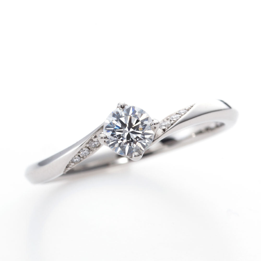 "AGLOBE JAPAN's ironoha bridal ring with lab-grown diamond in wave design.
Platinum900 engagement ring with Japanesestyle,Standard and simple texture.
"
