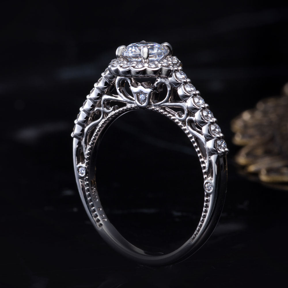 "AGLOBE JAPAN's ECTURO bridal ring with lab-grown diamond in straight design.
Platinum900 engagement ring with antique and luxurytexture."