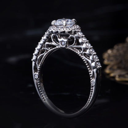 "AGLOBE JAPAN's ECTURO bridal ring with lab-grown diamond in straight design.
Platinum900 engagement ring with antique and luxurytexture."