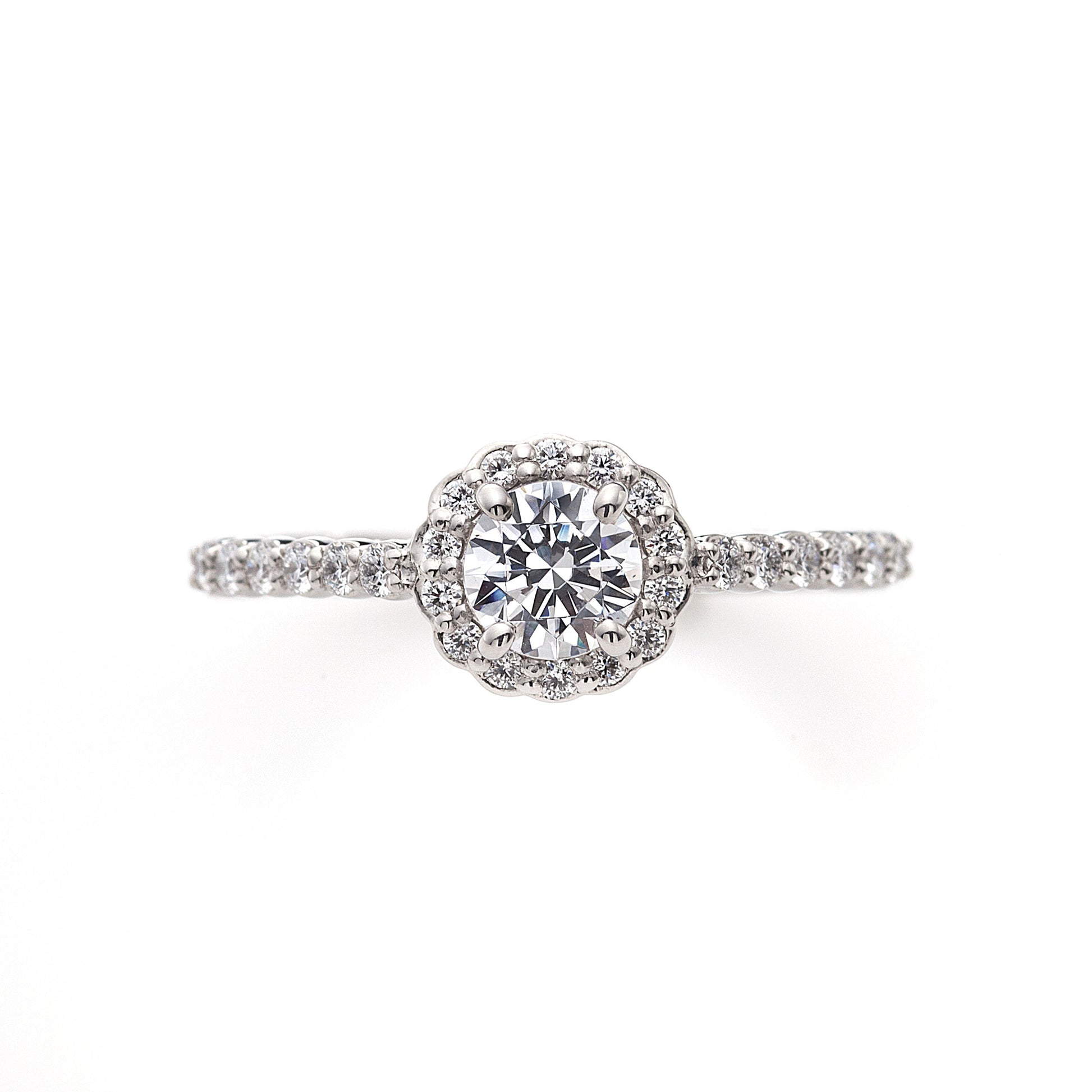 "AGLOBE JAPAN's ECTURO bridal ring with lab-grown diamond in straight design.
Platinum900 engagement ring with antique and luxurytexture."