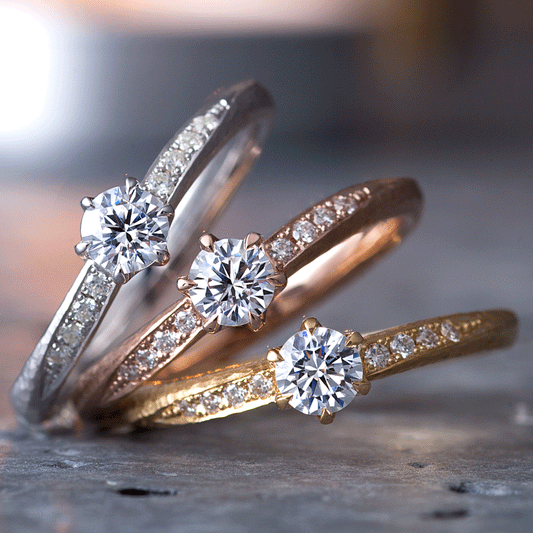 "AGLOBE JAPAN's neuspur bridal ring with lab-grown diamond in Wave design.
K18 White Gold , K18 pink gold（rose gold）and K18 Yellow Gold engagement ring with casual and unique texture.
Shape processing is applied to the ring surface.
"