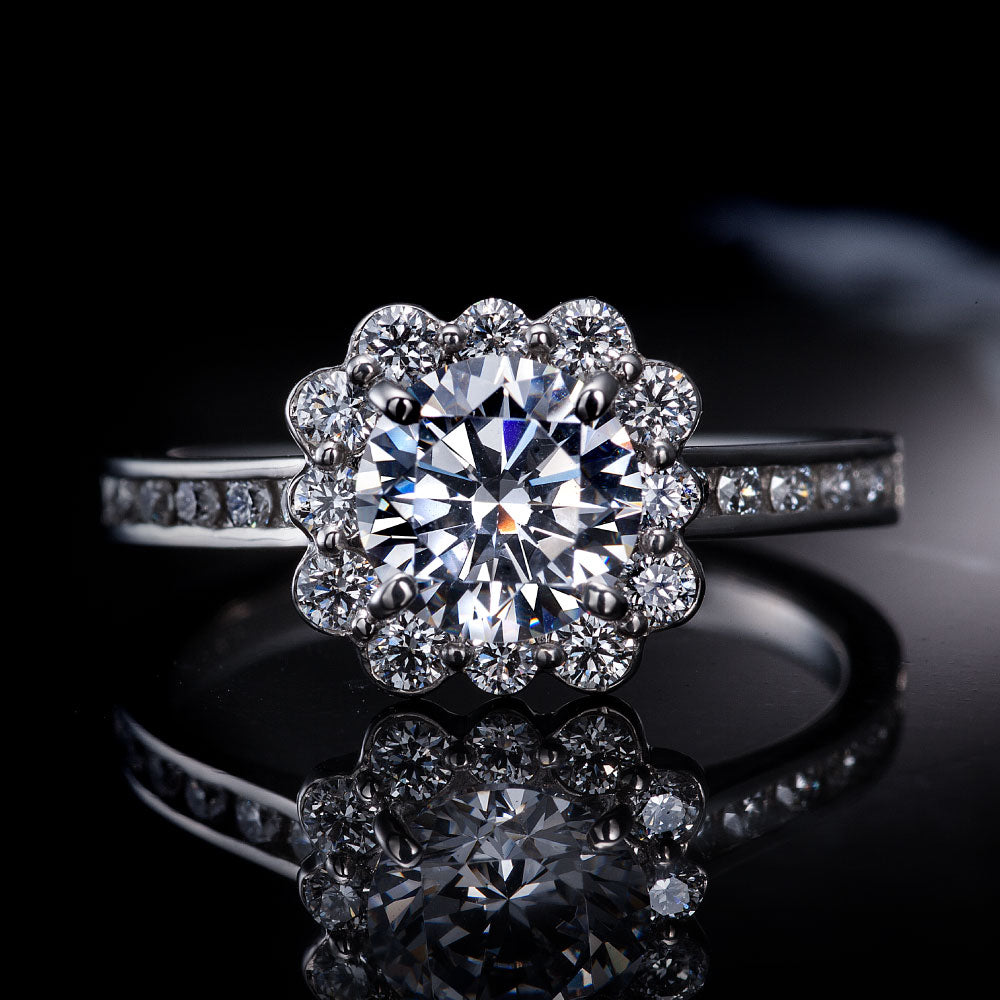 "AGLOBE JAPAN's ECTURO bridal ring with lab-grown diamond in straight design.
Platinum900 engagement ring with antique and luxurytexture."