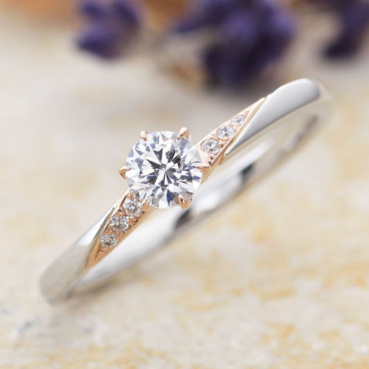 "AGLOBE JAPAN's Amour Amulet bridal ring with lab-grown diamond in wave design.
Combination engagement ring with antique  and European texture.
Combination engagement ring in platinum and K18 pink gold（rose gold）."