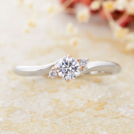 "AGLOBE JAPAN's Amour Amulet bridal ring with lab-grown diamond in wave design.
Combination engagement ring with antique  and European texture.
Combination engagement ring in platinum and K18 pink gold（rose gold）."
