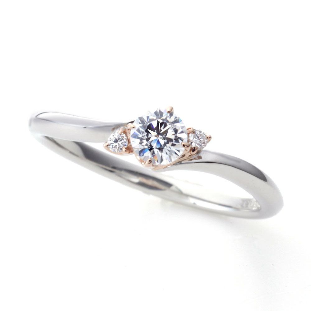 "AGLOBE JAPAN's Amour Amulet bridal ring with lab-grown diamond in wave design.
Combination engagement ring with antique  and European texture.
Combination engagement ring in platinum and K18 pink gold（rose gold）."