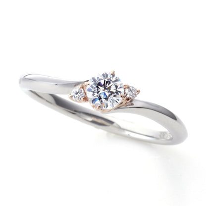 "AGLOBE JAPAN's Amour Amulet bridal ring with lab-grown diamond in wave design.
Combination engagement ring with antique  and European texture.
Combination engagement ring in platinum and K18 pink gold（rose gold）."