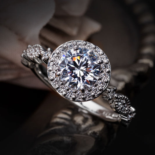"AGLOBE JAPAN's ECTURO bridal ring with lab-grown diamond in straight design.
Platinum900 engagement ring with antique and luxurytexture."