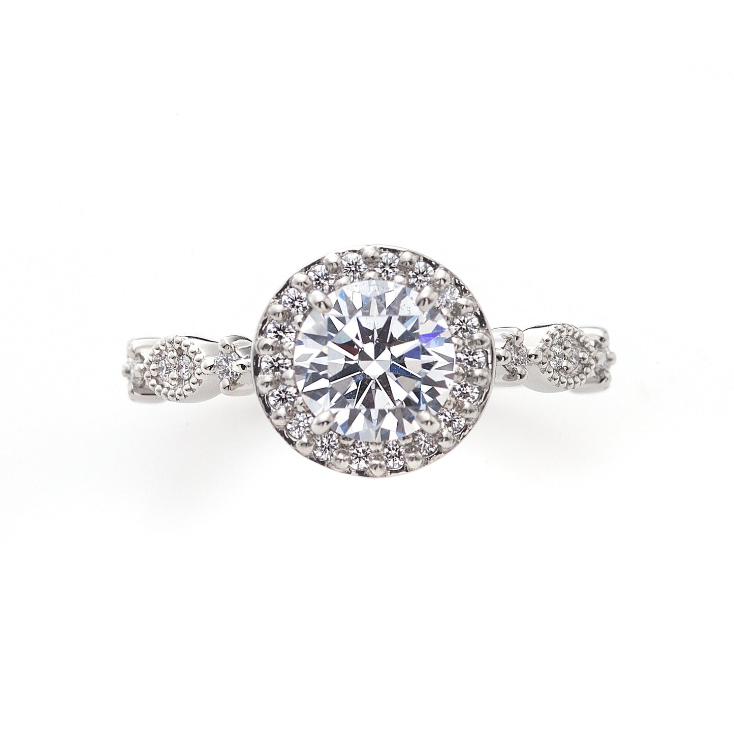 "AGLOBE JAPAN's ECTURO bridal ring with lab-grown diamond in straight design.
Platinum900 engagement ring with antique and luxurytexture."