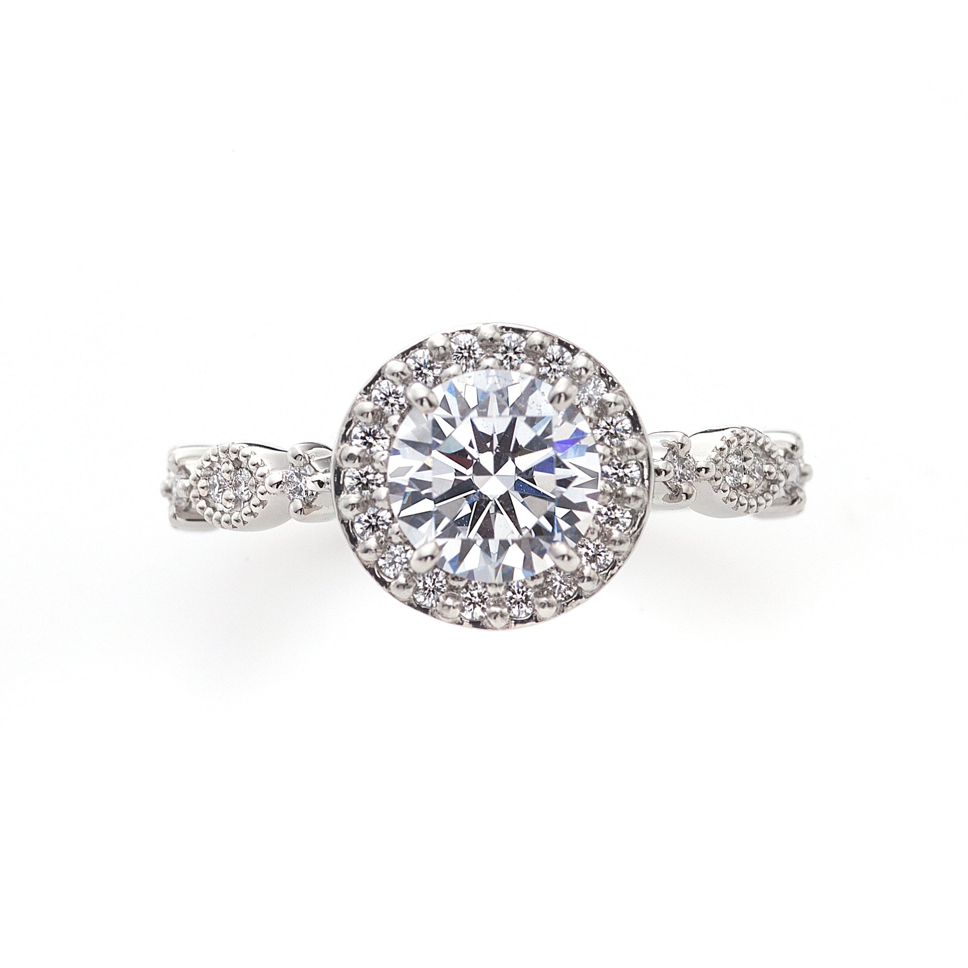 "AGLOBE JAPAN's ECTURO bridal ring with lab-grown diamond in straight design.
Platinum900 engagement ring with antique and luxurytexture."