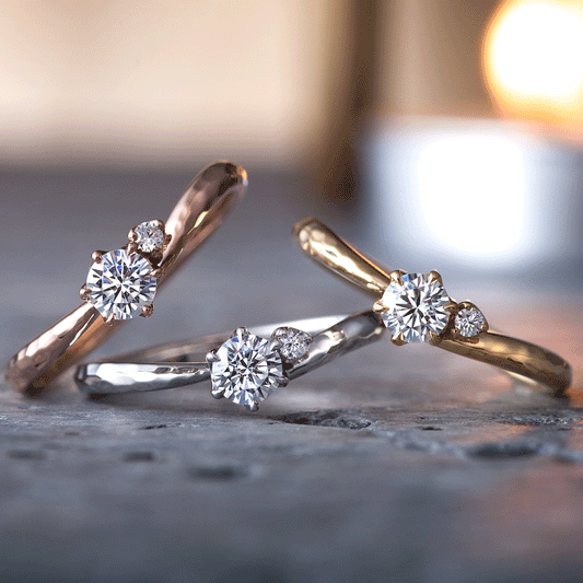 "AGLOBE JAPAN's neuspur bridal ring with lab-grown diamond in V-shape design.
K18 White Gold , K18 pink gold（rose gold）and K18 Yellow Gold engagement ring with casual and unique texture.
Shape processing is applied to the ring surface.
"