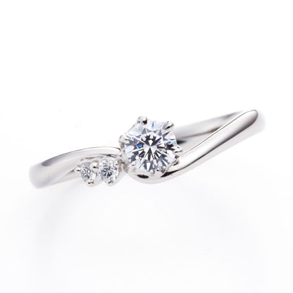 "AGLOBE JAPAN's ironoha bridal ring with lab-grown diamond in V-shape design.
Platinum900 engagement ring with Japanesestyle,Standard and simple texture.
"