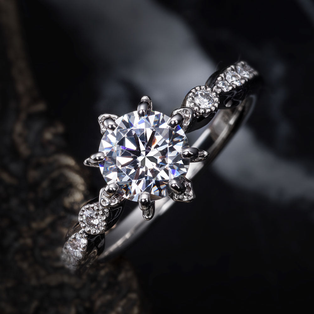 "AGLOBE JAPAN's ECTURO bridal ring with lab-grown diamond in straight design.
Platinum900 engagement ring with antique and luxurytexture."
