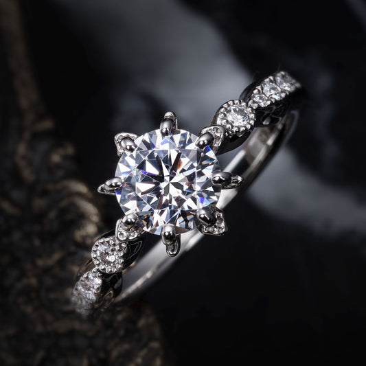 "AGLOBE JAPAN's ECTURO bridal ring with lab-grown diamond in straight design.
Platinum900 engagement ring with antique and luxurytexture."
