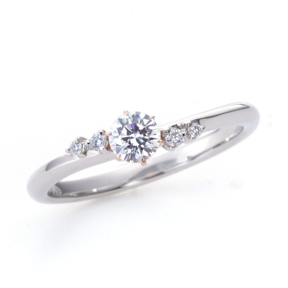"AGLOBE JAPAN's Amour Amulet bridal ring with lab-grown diamond in wave design.
Combination engagement ring with antique  and European texture.
Combination engagement ring in platinum and K18 pink gold（rose gold）."