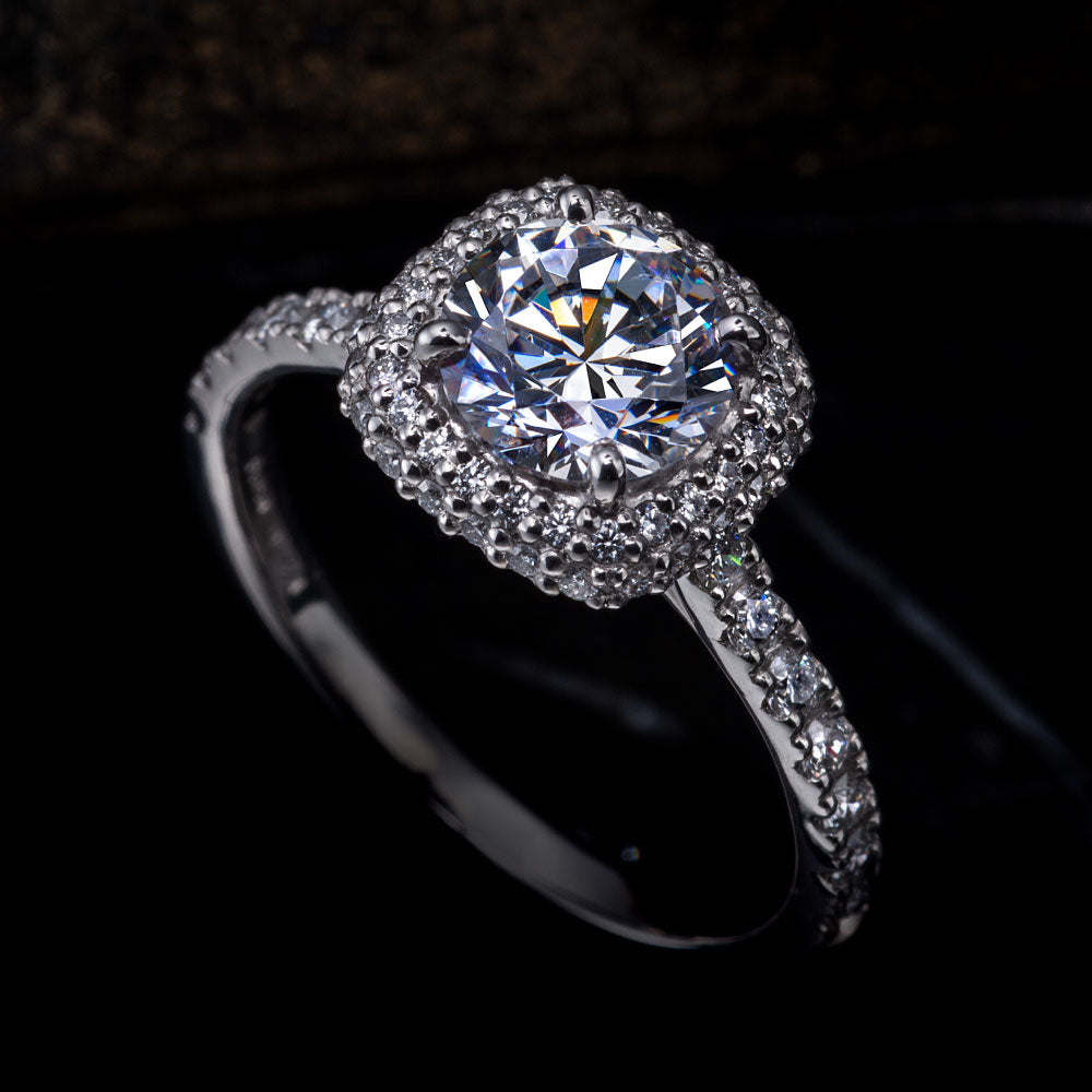 "AGLOBE JAPAN's ECTURO bridal ring with lab-grown diamond in straight design.
Platinum900 engagement ring with antique and luxurytexture."