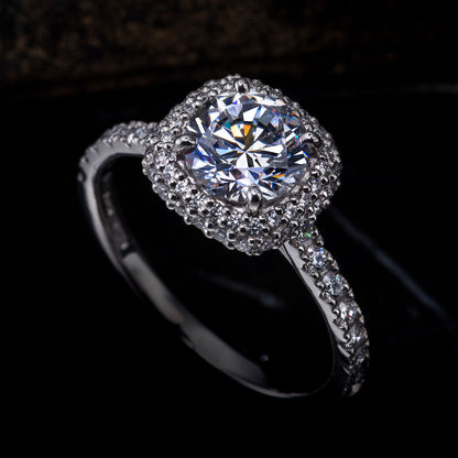 "AGLOBE JAPAN's ECTURO bridal ring with lab-grown diamond in straight design.
Platinum900 engagement ring with antique and luxurytexture."