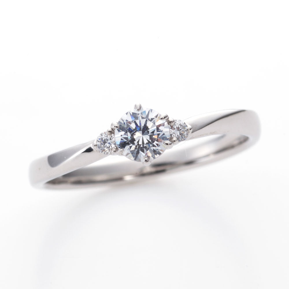 "AGLOBE JAPAN's ironoha bridal ring with lab-grown diamond in wave design.
Platinum900 engagement ring with Japanesestyle,Standard and simple texture.
"