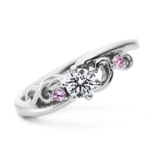 "AGLOBE JAPAN's milk and strawberry bridal ring with lab-grown diamond in Wave design.
Platinum900 engagement ring with cute,simple and standard texture.
Natural and rare pink diamond set in wedding ring."