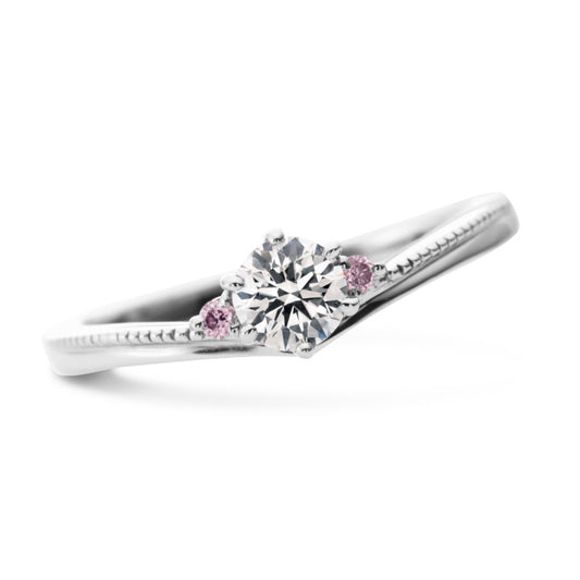 "AGLOBE JAPAN's milk and strawberry bridal ring with lab-grown diamond in V-shape design.
Platinum900 engagement ring with cute,simple and standard texture.
Natural and rare pink diamond set in wedding ring."