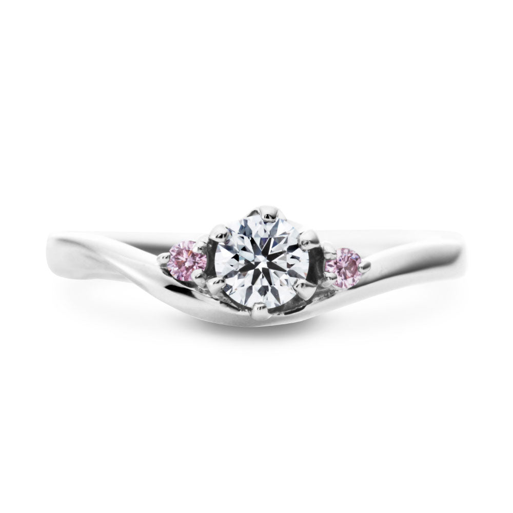 "AGLOBE JAPAN's milk and strawberry bridal ring with lab-grown diamond in Wavet design.
Platinum900 engagement ring with cute,simple and standard texture.
Natural and rare pink diamond set in wedding ring."